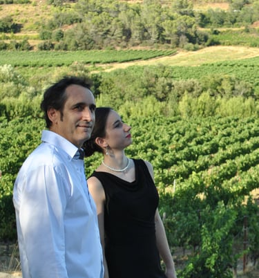 Joël Royer et sa fille prenne t la pose devant le vignes de Saint-Chinian et Babeau-Bouldoux