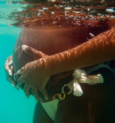 une femme enceinte  en bikini sous l'eau