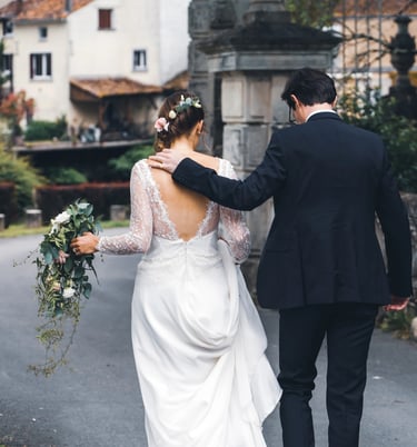 Couple de jeunes mariés de dos qui marchent ensemble
