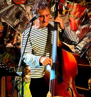 François Paoli à la contrebasse en live au Lembarzique-café