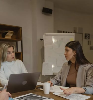 une cheffe d'entreprise discute avec une des ses employées pour faire un sondage du team building 