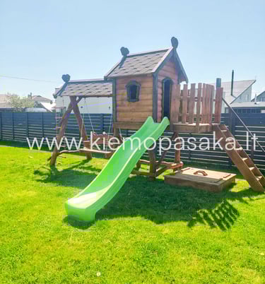 medinė supynė su nameliu