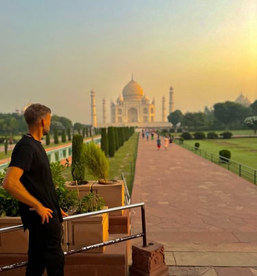 Sébastien, Travel Planner expert en Thaïlande, devant le Taj Mahal