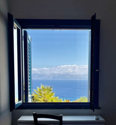 finestra con vista mare