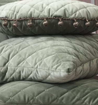 Pagalvelės, lovos užtiesalas, užuolaidos