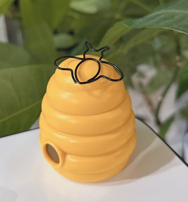 Bee-shaped paper clip holder designed like a beehive
