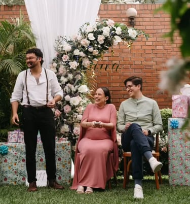 Mago en Baby Shower de Lima Perú, con padres emocionados