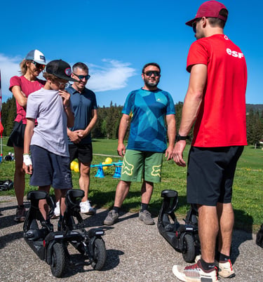 Activité de ski électrique Skwheel avec un groupe d'amis dans le Vercors ESF Autrans