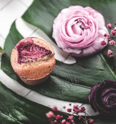 un muffin avec une fleur sur une table