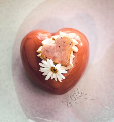 un gâteau en forme de coeur avec une fleur dessus