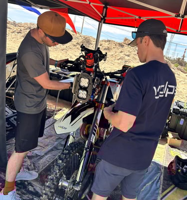 mecanicien prépare moto pour rally