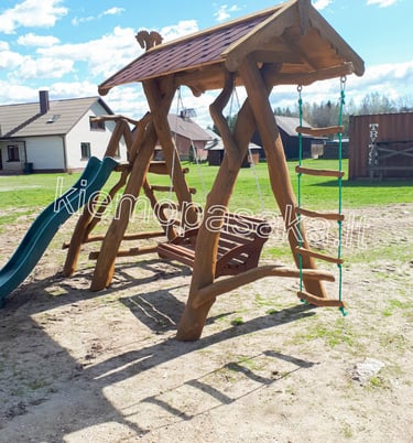 medinė supynė su čiuožykla