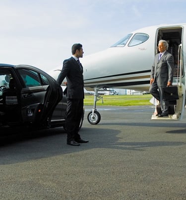 driver is greeting its passgener as they coming out of the plane in cmh airport