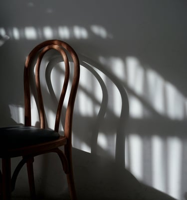 chaise avec jeux d'ombre et de lumière