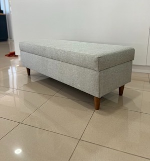 Tapicería de arcón reposa pies en textil hidrófugo antimanchas. Tenerife.