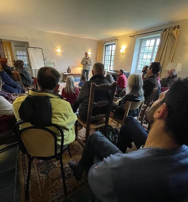 groupe de gens lors d'une conférence 