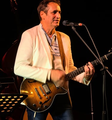 Joël Royer joue de la guitare électrique au Lembarzique-Café