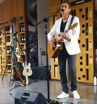 Photo de Joël Royer en live à Quai Cyrano Bergerac jouant avec sa guitare Seaggull