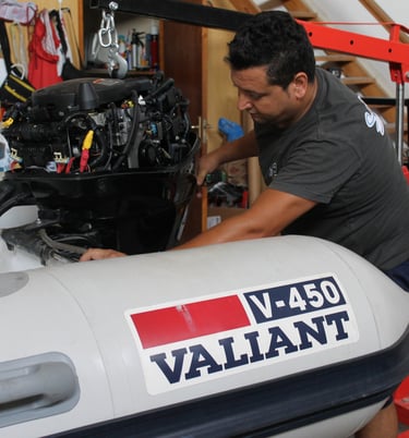 Yeray Sánchez montando un motor fueraborda a una Valiant V-450