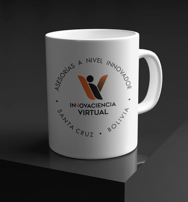 Taza blanca con logo negro y naranja