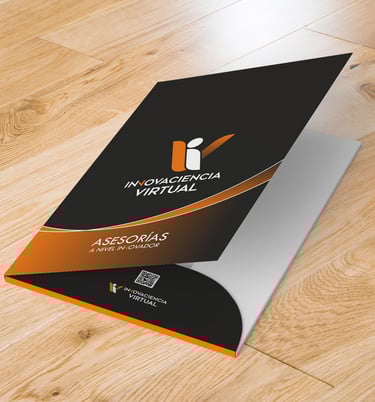 mock up de una carpeta con logo de Innovaciencia Virtual.