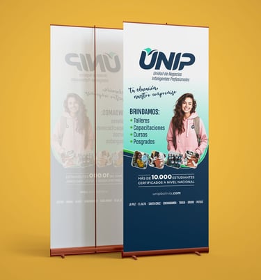 Imagen de un roll up con publicidad de cursos