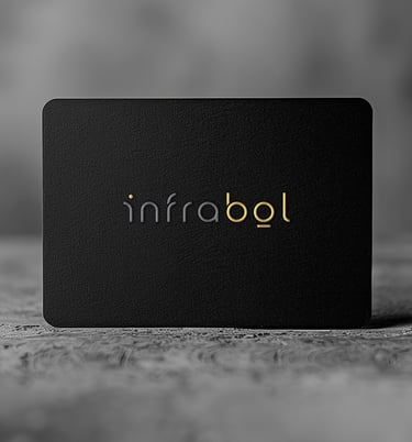 Tarjeta negra con logo infrabol a relieve