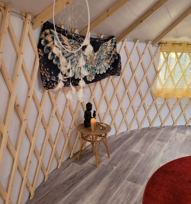 intérieur yourte attrape-reves et autel