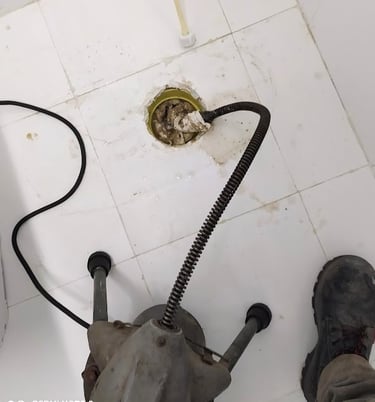 Sonda electrica destapando una cañeria