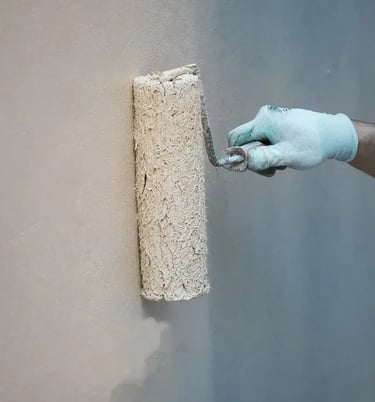 bryiso.fr La photographie illustre la peinture d'un mur extérieur à l'aide d'un rouleau.