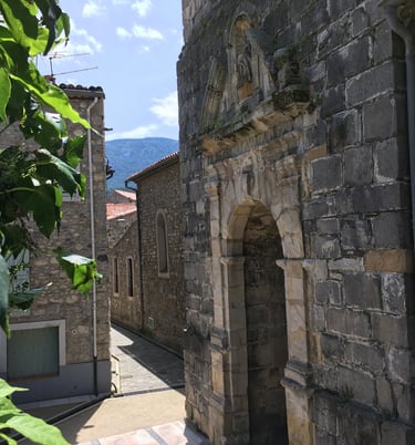 Vue de l’église historique depuis le balcon à Quillan