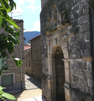 Chambre avec balcon et vue sur l’église à Quillan