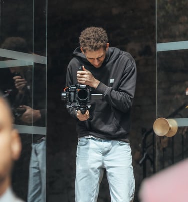 Caméraman en train de filmer un mariage dans le Finistère