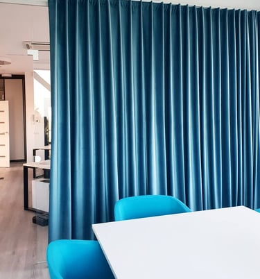 Naktinės mėlynos užuolaidos ofise