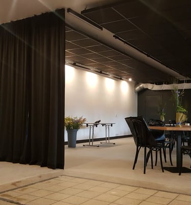 Užuolaidos pertvaros salėje