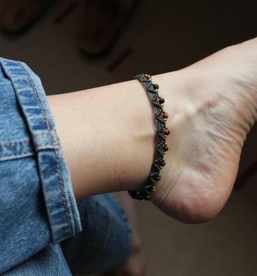 Grünes Makramee-Fußkettchen mit kleinen goldenen Perlen