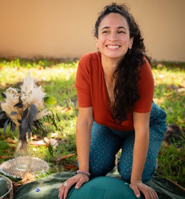 Maïa Durozier Doula, lors de la facilitation d'un Mama Blessing - Crédit photo : Charlotte Moulin