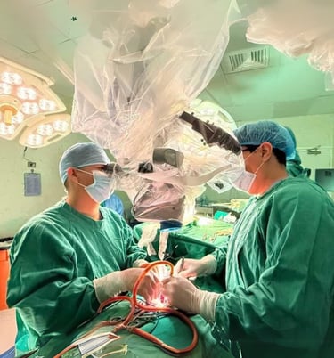 Imagen intraoepratoria, dr tafur, operacion con microscopio, en sala de operaciones