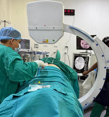 Imagen intraoperatoria que muestra al dr. tafur, medico neurocirujano, realizando un bloqueo nervios