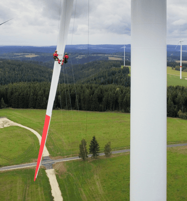 Vėjo jėgainės mėnčių dažymas