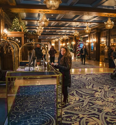 niña sonriente de pie en la recepción