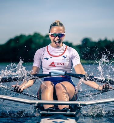 Portrait d’une athlète posant en tenue d’aviron avec éclaboussures