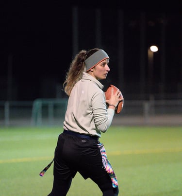 Flag Football Quarterback Anna Laura John von Limmat Lightning in Aktion auf dem Spielfeld.