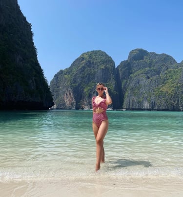 kobieta w czerwonym stroju kąpielowym na Plaży Maya Bay