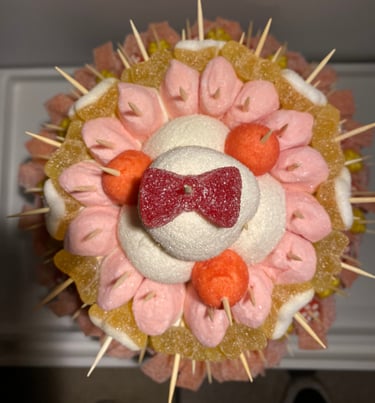 C'est une création de pièce montée a 2 étages fait avec des bonbons fait par Crazy bask Biarritz