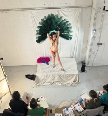 Atelier dessin modèle vivant. Femme modèle avec éventails en plumes.