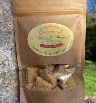 Paquet de biscuits artisanaux, sablés noix ail cantal de la biscuiterie de l'Apothicaire