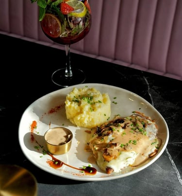 Plat halal fait maison accompagné de purée et sauce au restaurant La Parisienne à Nîmes