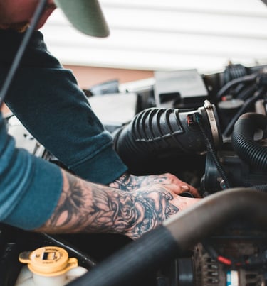 Technicien intervenant sur un moteur pour une préparation et optimisation des performances