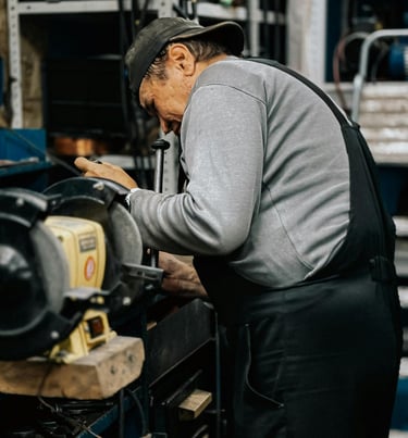 Technicien réalisant des tests et réglages sur un équipement d’atelier automobile
